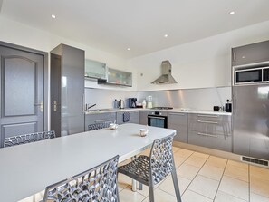 Kjøleskap, mikrobølgeovn, ovn og oppvaskmaskin