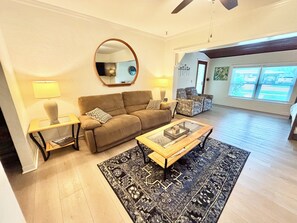 Living area - The Green Palm, Sleeps 6 , pet friendly! (Holly Hill)