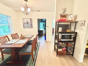 Dining - The Green Palm, Sleeps 6 , pet friendly! (Holly Hill)