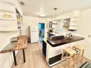 Fridge, microwave, oven, stovetop - The Green Palm, Sleeps 6 , pet friendly! (Holly Hill)