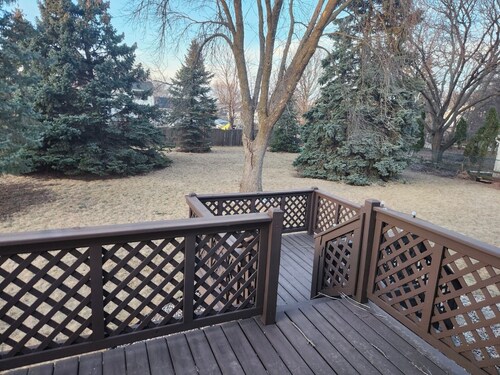 Charming 3-bedroom house in Pleasant Oshkosh with WiFi, fitness room