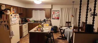 Charming 3-bedroom house in Pleasant Oshkosh with WiFi, fitness room