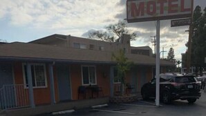 Ett motell med en skylt där det står ”Sunlight Motel”.