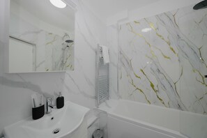 Hårtork, handdukar, tvål och toalettpapper