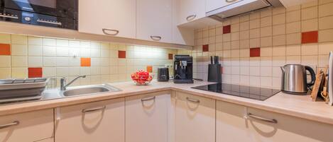 Refrigerador, microondas, horno, placa de cocina