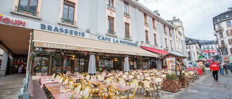 屋外ダイニングエリア