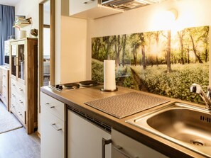 Réfrigérateur, micro-ondes, batterie de cuisine, vaisselle et ustensiles