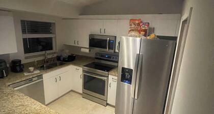 3-bedroom house in tranquil Naples with WiFi, AC. Relax and unwind