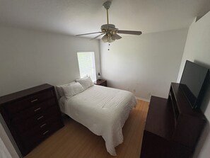 3 slaapkamers, een strijkplank/strijkijzer, wifi