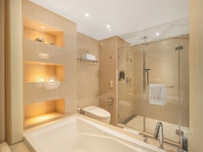 Chambre Double Luxe, 1 grand lit, bain à remous | Salle de bain | Baignoire et douche séparées, douche à « effet pluie »