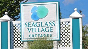 Schild für Seaglass Village Cottages mit Logo und Schriftzug.