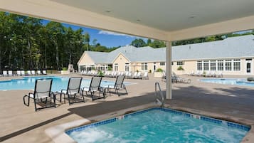 Utomhuspool och uppvärmd pool