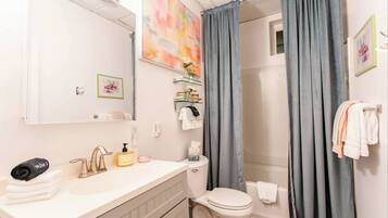 Suihku, hiustenkuivaaja, pyyhkeet