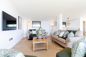 TV - The Beacon is a five bedroomed terraced seafront retreat with incredible views of Widemouth Bay. It (Widemouth Bay)