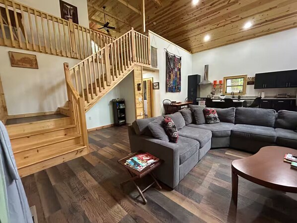 Smart TV, chimenea, futbolito y libros 