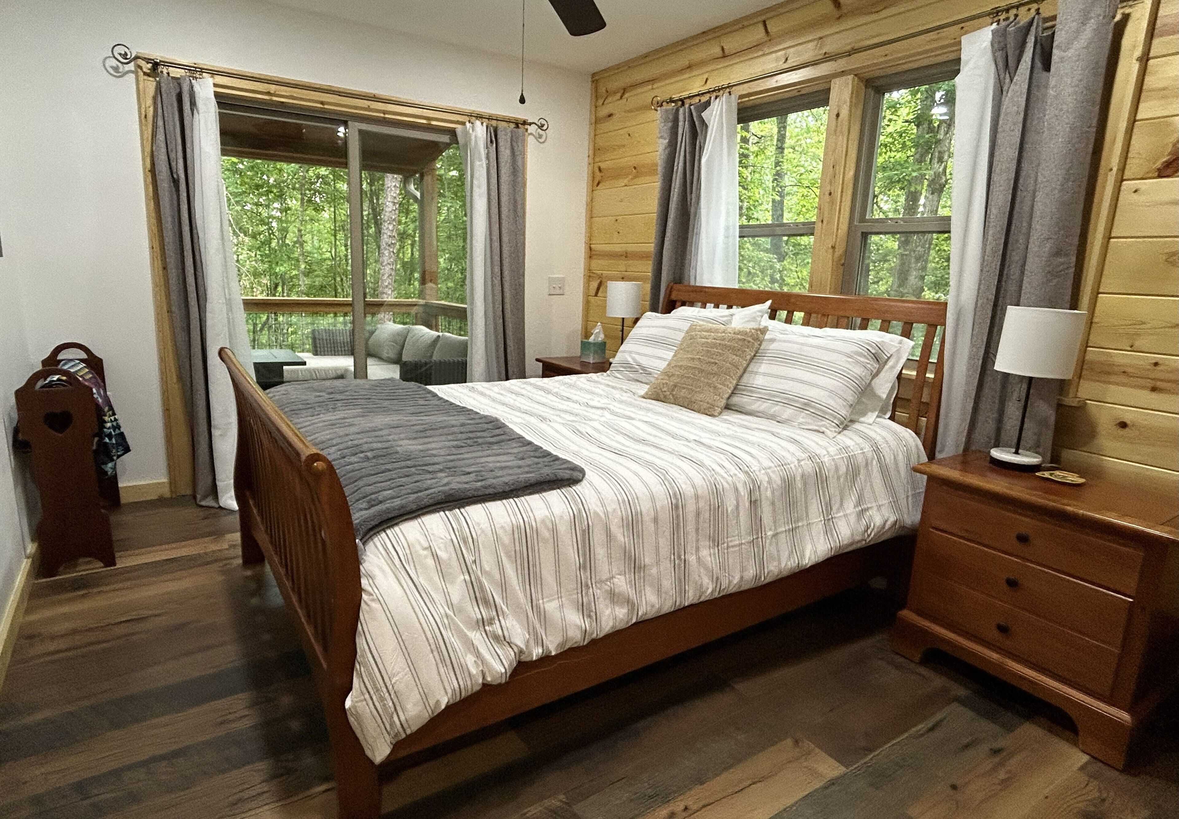 3 soverom, skrivebord, strykejern/-brett og reiseseng for barn