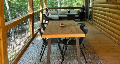 Enjoy the Fall colors! Mountain retreat w/hot tub, game room, large deck