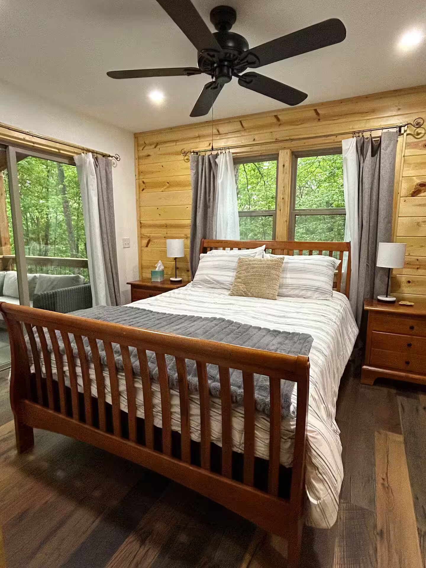 3 habitaciones, escritorio y tabla de planchar con plancha 