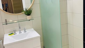 تجهيزات دش، مجففات شعر، مناشف، صابون