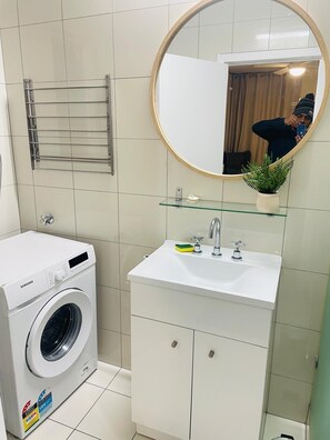 Dusche, Haartrockner, Handtücher, Seife