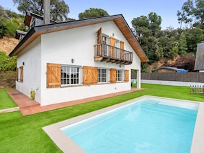 A two-story house with a swimming pool, a balcony, and a well-maintained lawn. - Large outdoor area, private pool and have fun (Sant Cebrià de Vallalta)