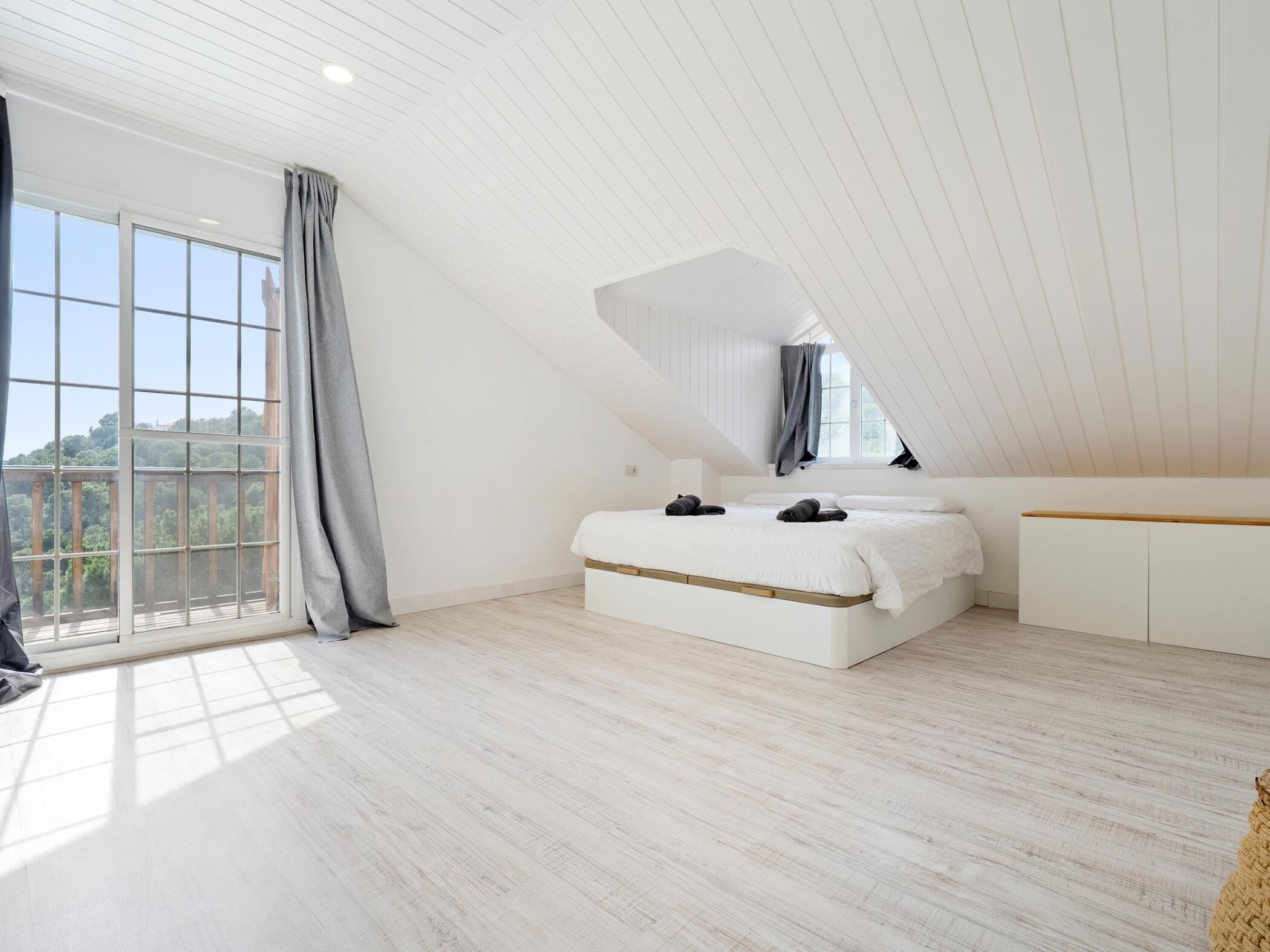 4 habitaciones, acceso a internet y ropa de cama 