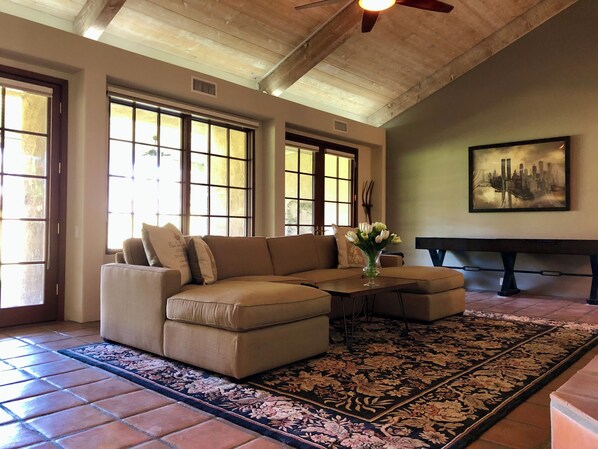 Smart TV, fireplace - 2-bedroom Villa - Super Host - Mission Hills CC on Dinah Shore Golf Course (Rancho Mirage)