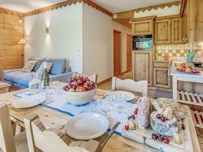 Dining - 3-room apartment, 6 people with WIFI and parking in Champagny-en-Vanoise (Champagny-en-Vanoise)