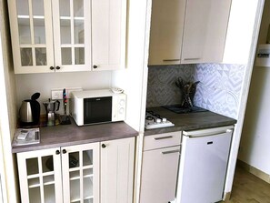Fridge, microwave, stovetop, coffee/tea maker