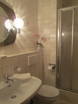 Een douche, een haardroger, handdoeken