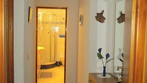 Interior - Apartment 3, 1-2 persons, 40 sqm, shower/WC, balcony, TV, 1 bedroom, non-smoking, south-facing (Ramsau bei Berchtesgaden)