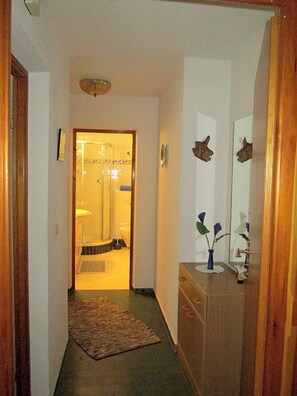 Interior - Apartment 3, 1-2 persons, 40 sqm, shower/WC, balcony, TV, 1 bedroom, non-smoking, south-facing (Ramsau bei Berchtesgaden)