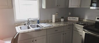 Charming 2-bedroom Tiny Home in Riverdale with WiFi and AC near the airport.