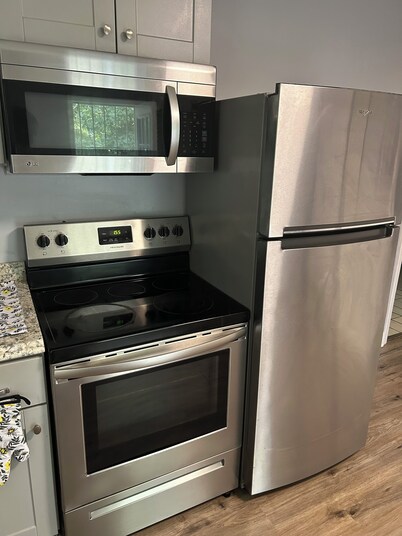 Charming 2-bedroom Tiny Home in Riverdale with WiFi and AC near the airport.