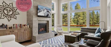 Smart TV, chimenea y estéreo