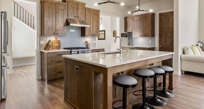 Adventure View Kangaroo Loop 2 with hot tub, lake, forest and fairway views!