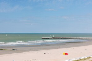 On the beach - Charming Seaside Apartment with Views (Nieuwpoort)