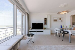 Dining - Charming Seaside Apartment with Views (Nieuwpoort)