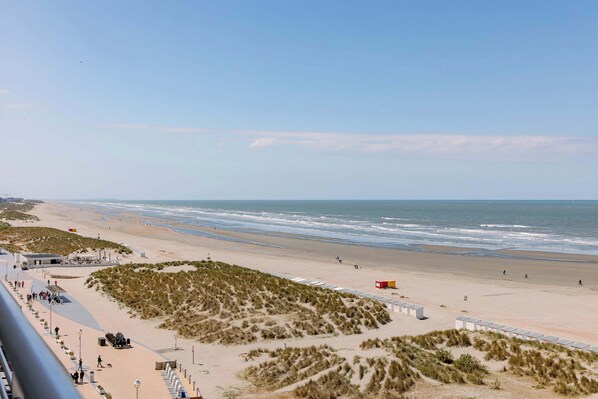 On the beach - Charming Seaside Apartment with Views (Nieuwpoort)