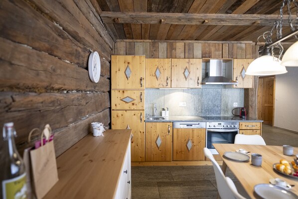 Fridge, oven, dishwasher, coffee/tea maker