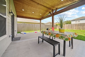 Outdoor dining - 3-bedroom house sleeps 10-12 with WiFi, AC. Enjoy your stay (Humble)