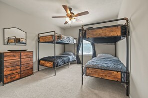 3 bedrooms, iron/ironing board, WiFi, bed sheets - 3-bedroom house sleeps 10-12 with WiFi, AC. Enjoy your stay (Humble)