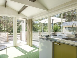 Kylskåp, mikrovågsugn, ugn och grytor/köksredskap