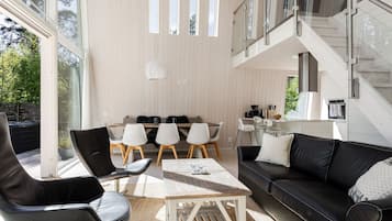 Een televisie en een open haard