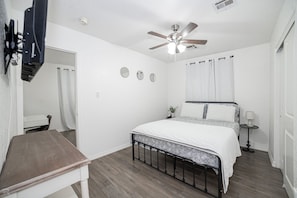 1 quarto, escrivaninha, ferros/tábuas de passar roupa, Wi-Fi de cortesia