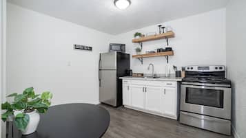 Geladeira, micro-ondas, fogão, cooktop