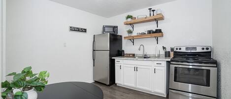 Refrigerador, microondas, horno y parrilla de estufa