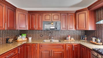 Refrigerador, microondas, parrilla de estufa y cafetera y tetera