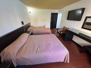 1 dormitori, planxa i posts de planxar, wifi i roba de llit