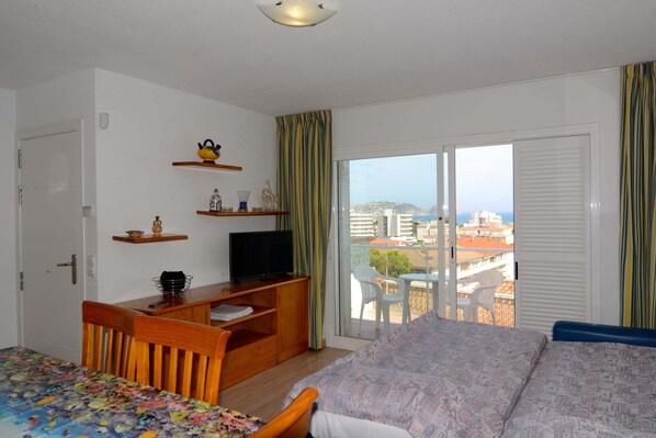 3 bedrooms, iron/ironing board